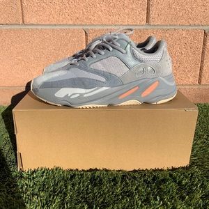 Yeezy 700 inertia sz 9.5
